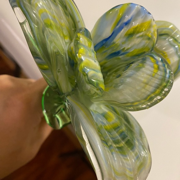 Beautiful Green Glass Flower 19” - Picture 4 of 11